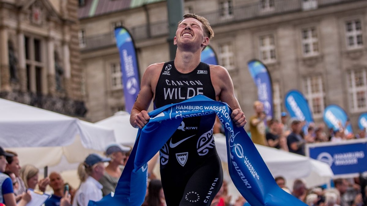Hayden Wilde wins WTCS Hamburg 2023 photo credit: World Triathlon