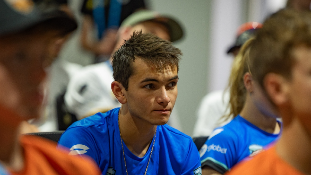 Alex Yee Neom pre race briefing 2023 photo credit Super League