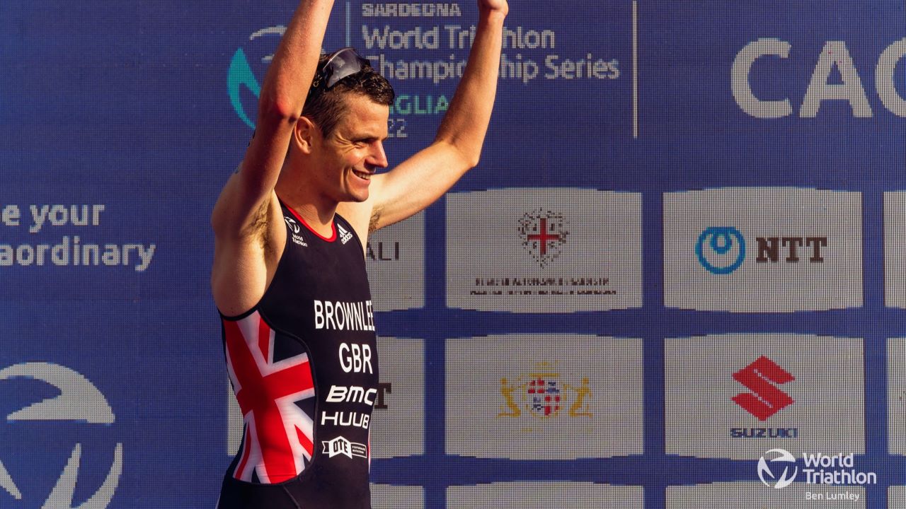Jonny Brownlee WTCS Cagliari 2022 podium celebration