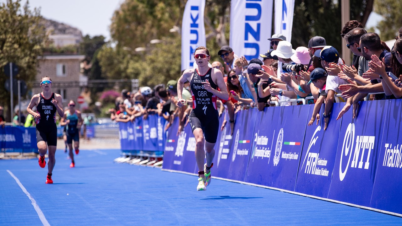 Sophie Coldwell and Georgia Taylor-Brown WTCS Cagliari 2024 blue carpet