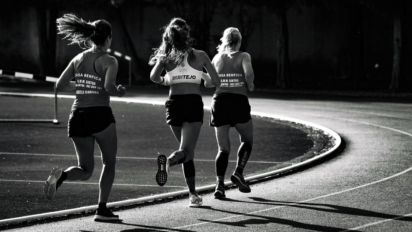 athlete doing tempo interval workout to improve lactate threshold and endurance performance