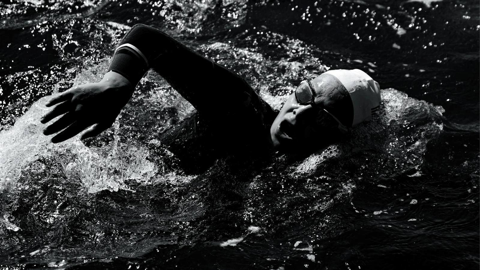 open water swimmer adapting to different water temperatures during triathlon swim session